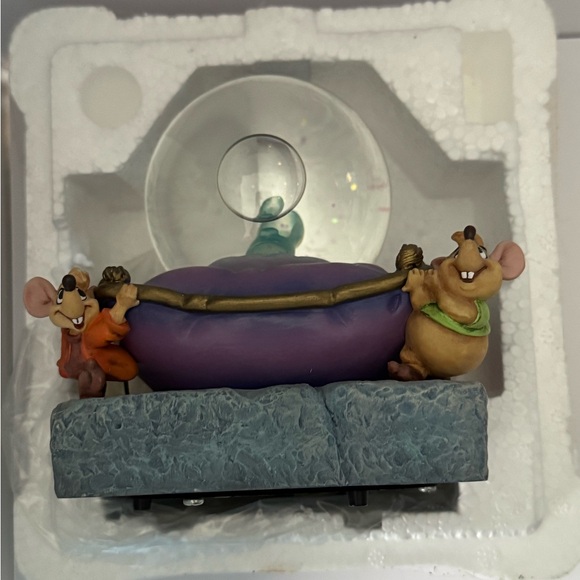 Disney’s Cinderella Glass Slipper Snowglobe with Jaq ,Gus, Suzy & Perla - Picture 11 of 11